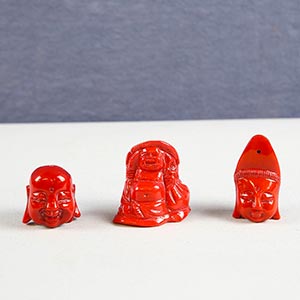 Lotto di tre sculture in pietra dura rossa ... 