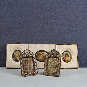 Lotto di tre miniature con cornici in avorio ... 