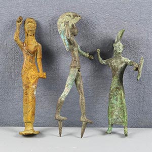 Lotto di tre sculture in bronzo patinato di ... 