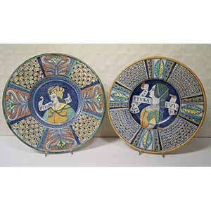 Due piatti tondi in ceramica policromata, ... 