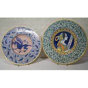 Due piatti tondi in ceramica policromata, ... 