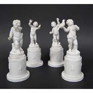 Lotto di quattro sculture in porcellana ... 