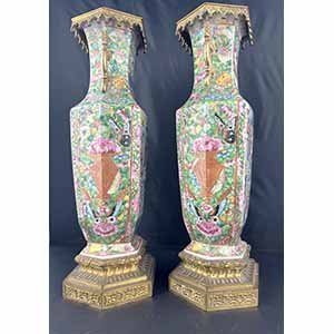 Due antichi vasi in porcellana ... 