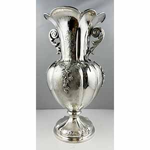 Grande vaso in argento liscio con corpo ... 