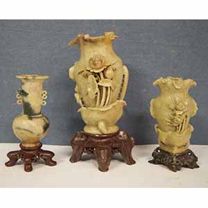 Lotto di tre antiche sculture di vasi in ... 