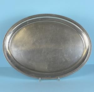Vassoio ovale in argento con bordo sbalzato ... 