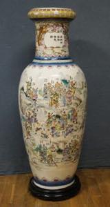 Grande vaso in porcellana dipinto a fiori e ... 
