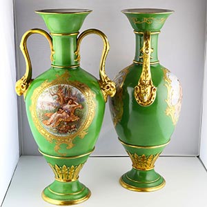 Coppia di vasi ad anfora in porcellana verde ... 