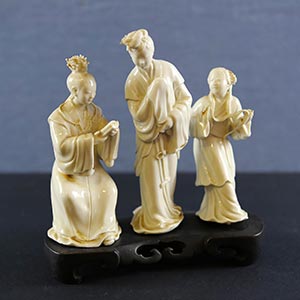 Tre figure di geishe in porcellana ... 