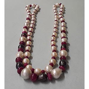 Lunga collana con perle e rubini (cm 114)