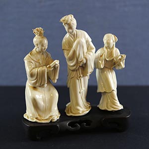 Tre figure di geishe in porcellana bianca ... 