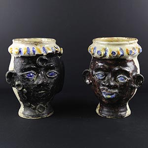 Due vasi in ceramica policromata “Teste di ... 