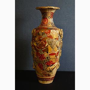 Vaso in ceramica policroma decorata a scene ... 