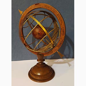 Astrolabio in legno e metallo dorato con ... 