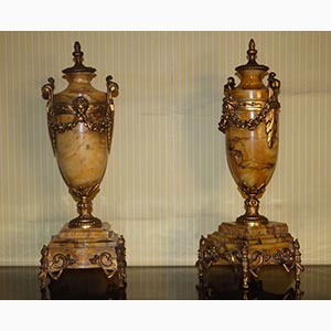 Due vasi di linea Luigi XV in marmo giallo, ... 