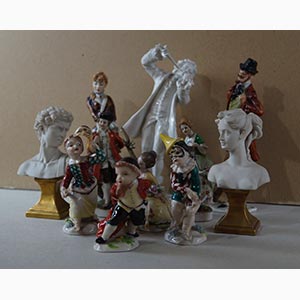 Lotto di undici sculture in porcellana ... 