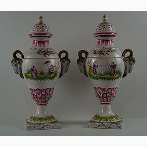 Due vasi in ceramica dipinta a motivi ... 