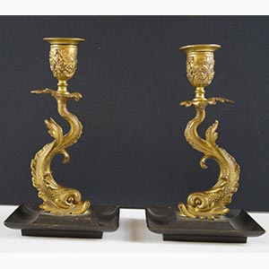 Due candelieri in bronzo dorato e brunito ad ... 