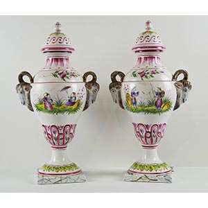 Due vasi in ceramica dipinta a motivi ... 