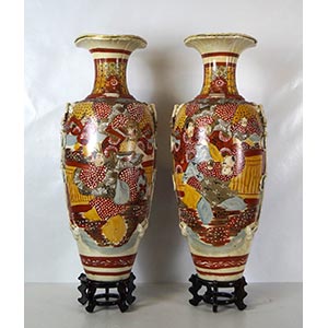 Coppia di vasi in ceramica decorata a scene ... 