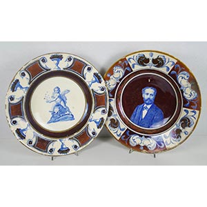 Due piatti tondi in ceramica dipinta a ... 