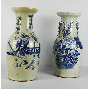Due vasi in porcellana con decorazioni blu ... 