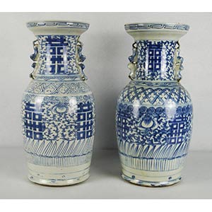 Due vasi in porcellana bianca con decori blu ... 
