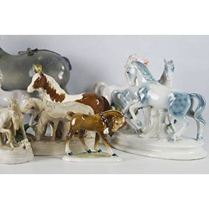 Lotto di otto cavalli in ceramica ... 