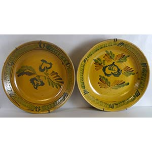 Due grandi piatti in ceramica con ... 