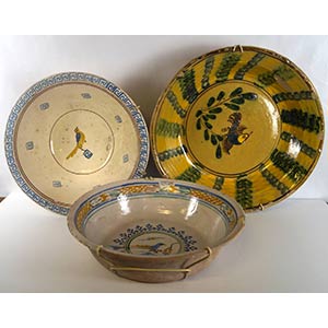 Lotto di tre grandi piatti in ceramica con ... 