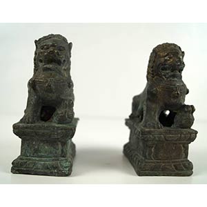Due piccoli Cani Foo in bronzo brunito. Arte ... 