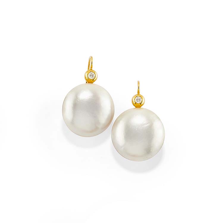 A 18K yellow gold, mother-of-pearl ... 