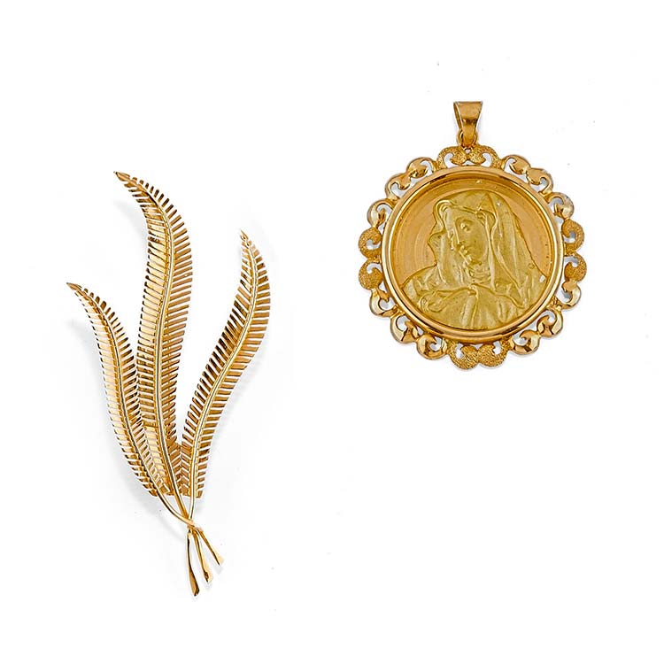 A 18K yellow gold brooch and ... 
