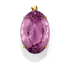 A 18K yellow gold and amethyst pendantWeight ... 