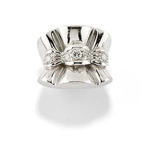 A 18K white gold and diamond ringWeight g ... 