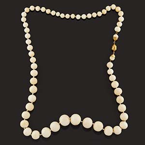 A yellow gold and white coral necklaceWeight ... 