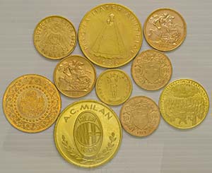 Varie. 7 monete in oro e 3 medaglie in oro.