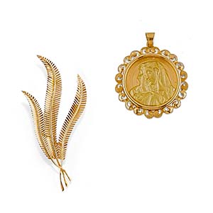 A 18K yellow gold brooch and pendantWeight g ... 