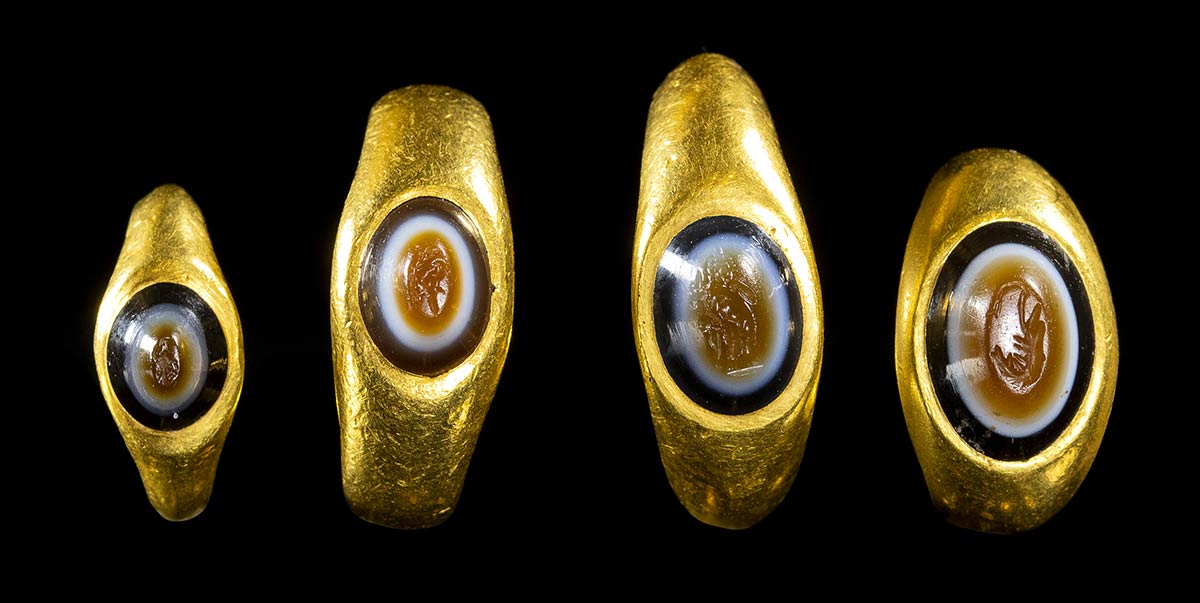 A GROUP OF 4 ROMAN GOLD RINGS SET WITH ENGRAVED ... - Bertolami Fine Art
