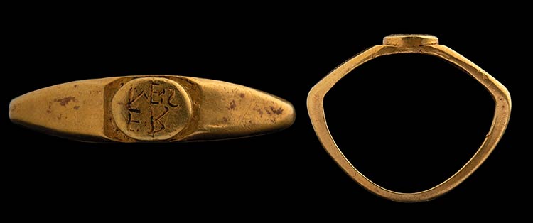 A roman gold ring. Inscription. ... 