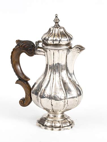 An Italian silver tea pot - ... 