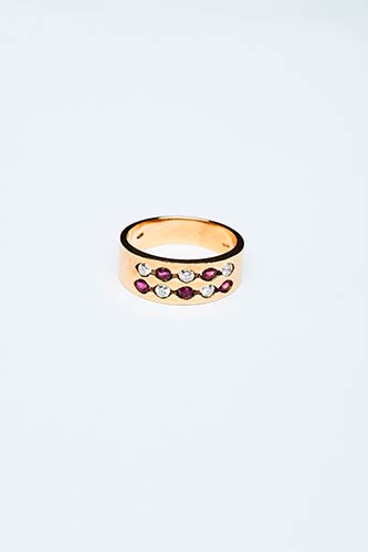 RUBY AND DIAMOND BAND RING 

Ring ... 