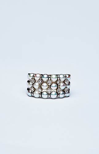BAND RING WITH PEARLS

Ring made ... 