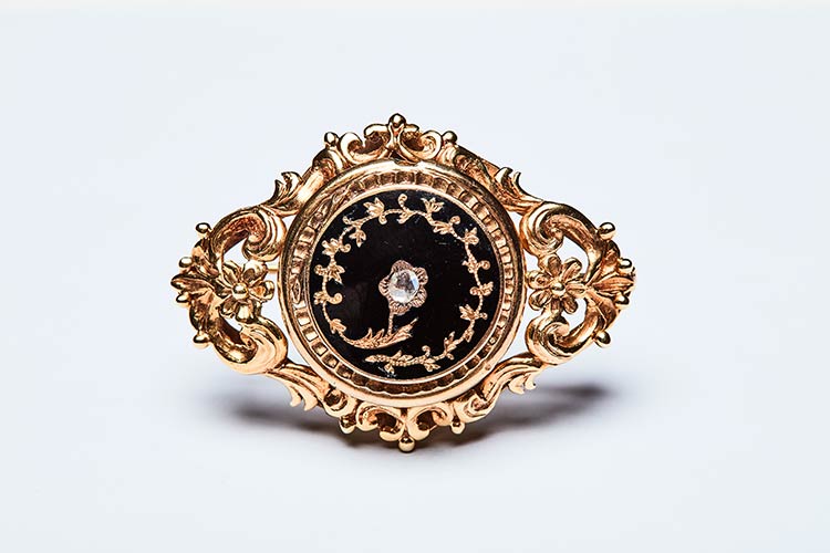 GOLD AND ONYX BROOCH

Handcrafted ... 