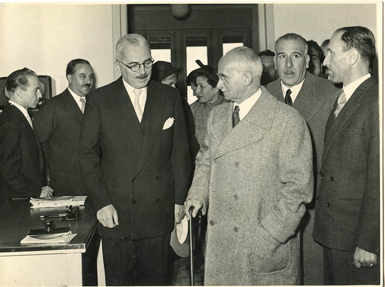  Luigi Einaudi durante una visita ... 