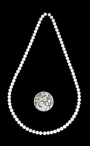 A WHITE JADE BEADS NECKLACE WITH ... 