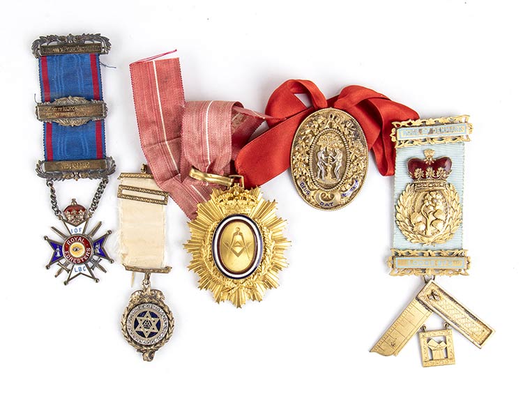A lot of 5 masonic medals gilt and ... 