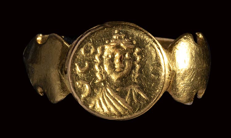 A late roman gold signet ring, ... 