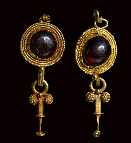 A pair of roman gold earrings set ... 
