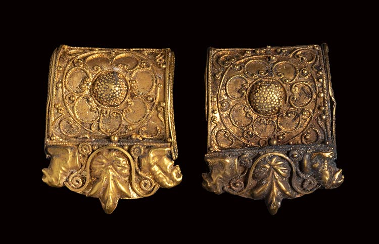 A pair of etruscan gold bauletto ... 